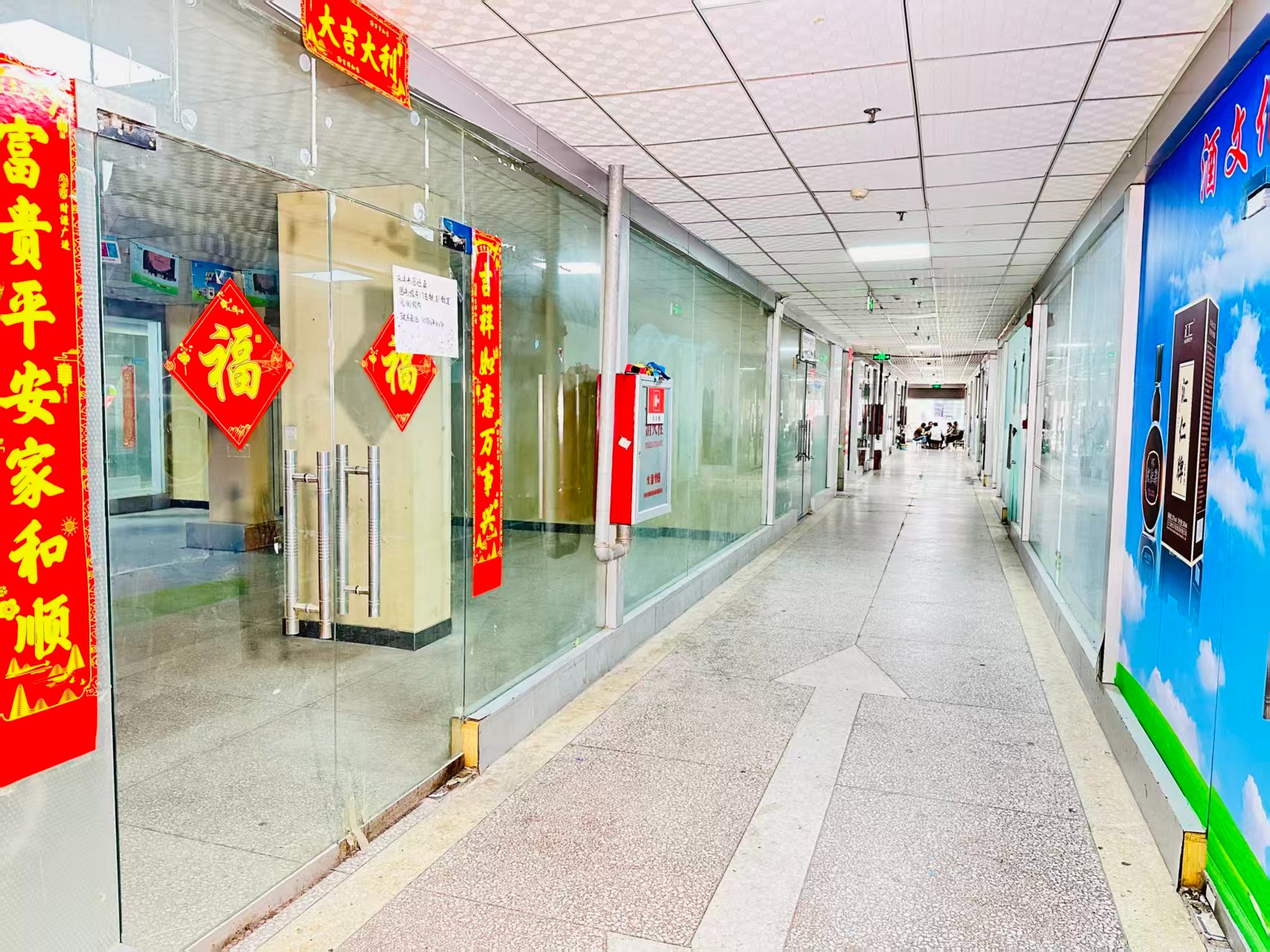 春园西路园区位于洛阳市老城区春都路商贸核心区域，周边商业氛围成熟，交通便利，配套完善。依托传统副食品商贸资源，园区具备良好的经营基础和人气优势，是企业办公、商品展示、批发零售及创业发展的理想选择。_COPY