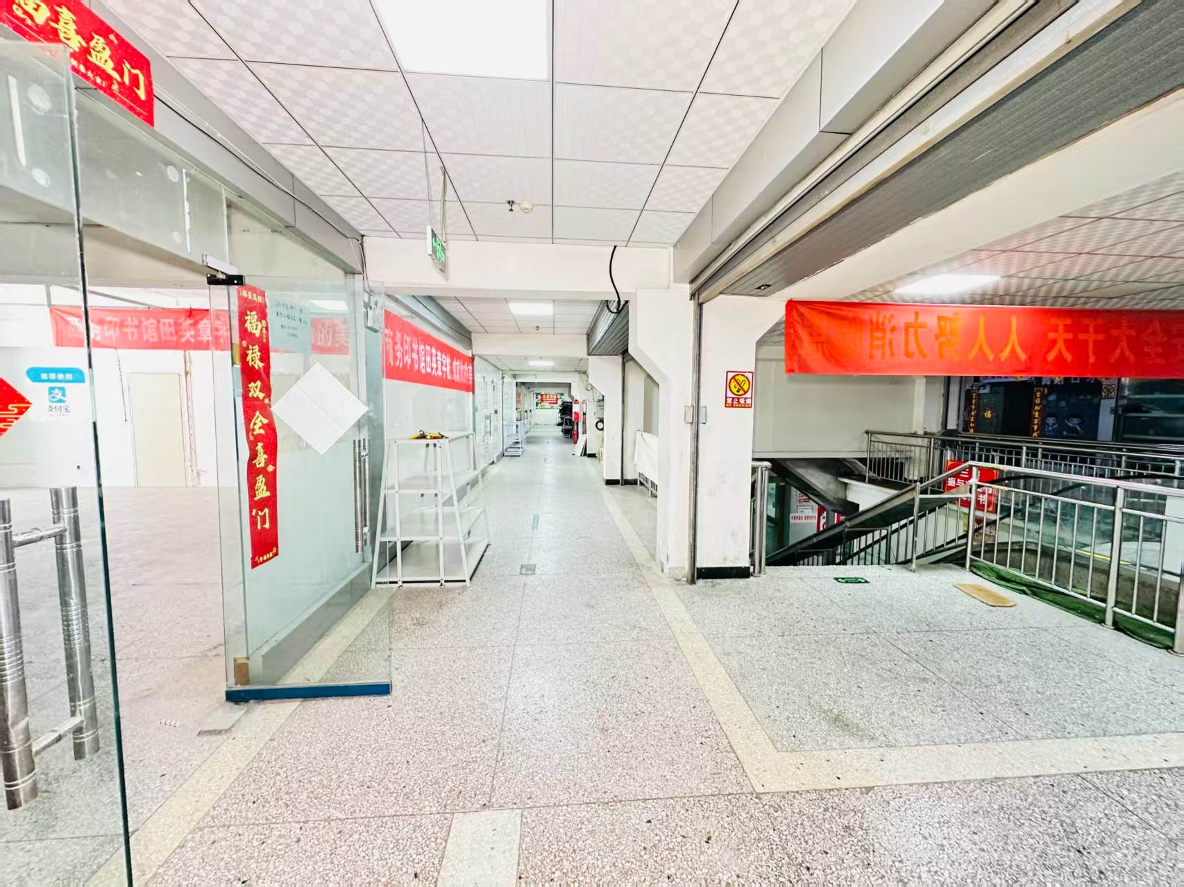 春园西路引入人工智能技术应用场景，推动AI与商业、零售、电商、企业服务等领域融合发展。